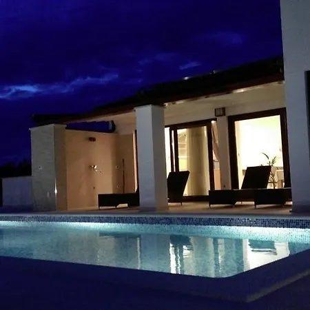 Villa Mala Halu' *